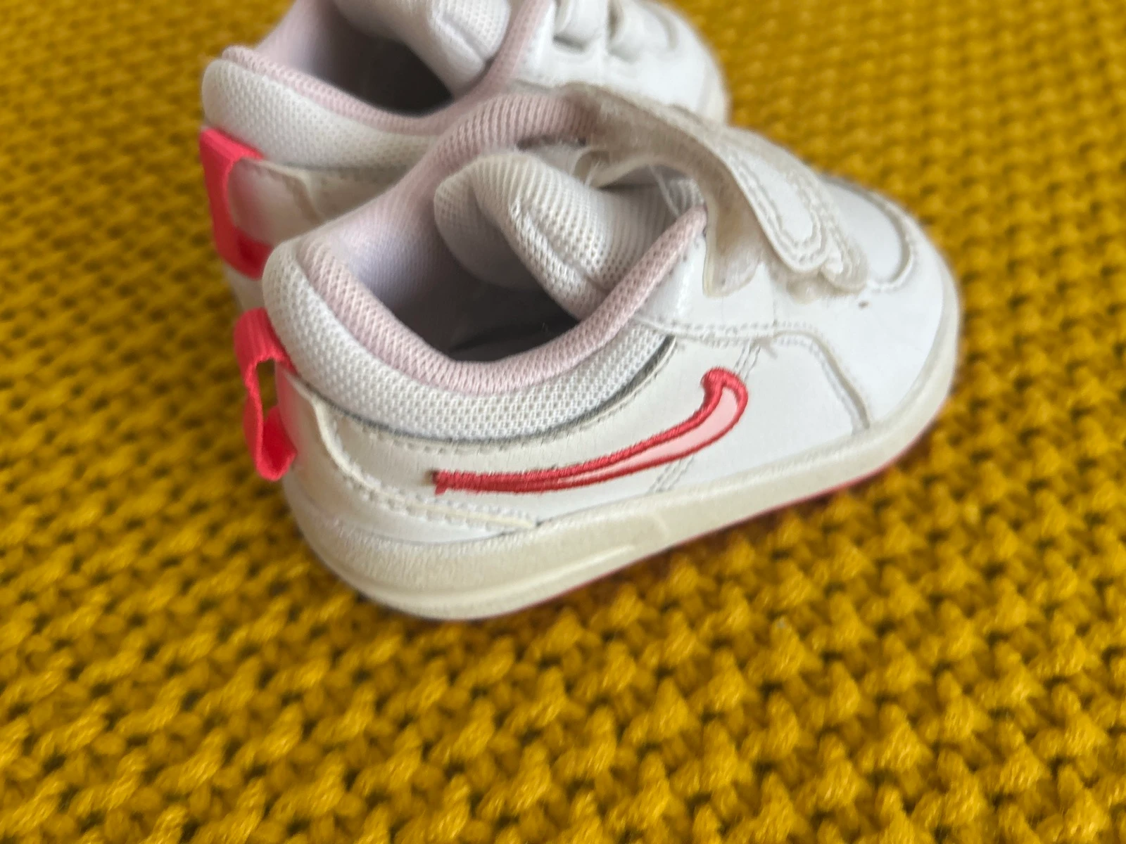Zapatillas Nike para bebé blancas y rosas – Talla 18.5 – photo 2